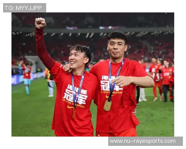 足球二号球星关键失误瞬间曝光 带来意外影响球迷热议 足球二号球星关键失误瞬间曝光 带来意外影响球迷热议